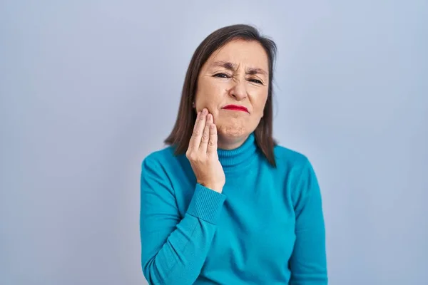 Hispanische Frau Mittleren Alters Die Vor Isoliertem Hintergrund Steht Und — Stockfoto