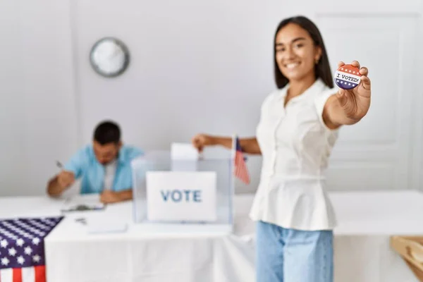 Joven Votante Americana Con Placa Voto Urna Colegio Electoral —  Fotos de Stock