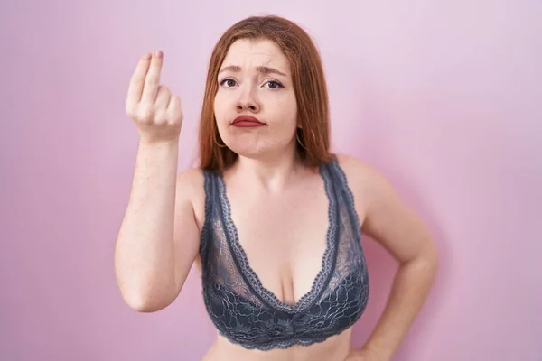 Roodharige Vrouw Dragen Lingerie Roze Achtergrond Doen Italiaans Gebaar Met — Stockfoto