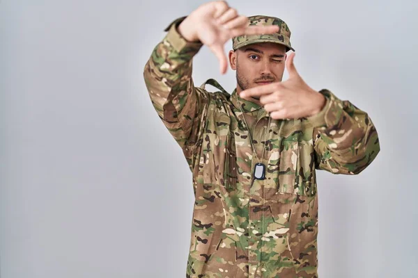 Jovem Hispânico Vestindo Uniforme Exército Camuflagem Sorrindo Fazendo Moldura Com — Fotografia de Stock