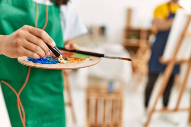 Sanat stüdyosunda çift çizimi.