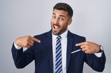 Yakışıklı, takım elbiseli ve kravatlı, kendine güveni tam, kendini gururlu ve mutlu gösteren bir adam.. 