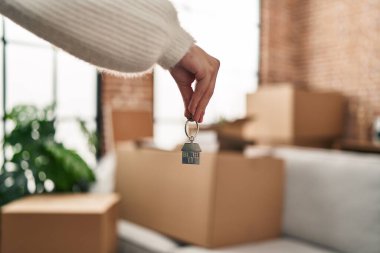 Yeni evin anahtarını tutan genç İspanyol kadın.