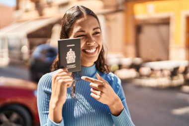 Genç Afro-Amerikan kadın gülümsüyor. Amerika Birleşik Devletleri pasaportu taşıyor.