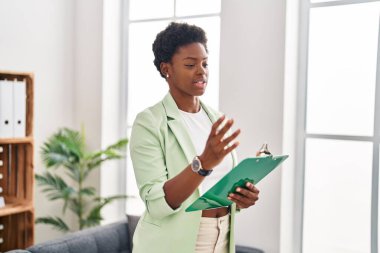 Psikoloji merkezinde konuşan Afrikalı Amerikalı kadın psikolog.