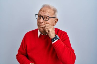 İzole edilmiş arka planda duran gri saçlı yaşlı adam ağzı ve parmaklarıyla fermuar gibi kapalı dudakları var. gizli ve sessiz, tabu konuşması 