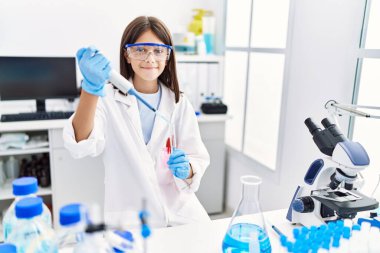 Laboratuvarda pipeti kullanan İspanyol genç bir kız.