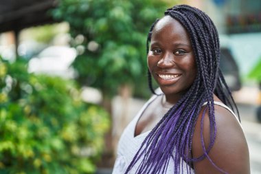 Sokakta kendine güvenen Afrikalı Amerikalı kadın gülümsüyor