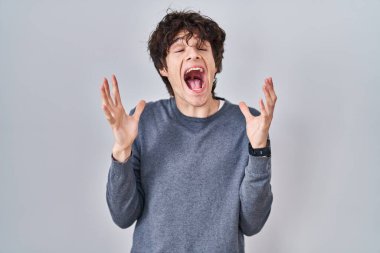 Tecrit edilmiş arka planda duran genç adam başarının çılgınlığını kutluyor kollarını kaldırmış, gözlerini kapatmış heyecanlı çığlıklar atıyor. Kazanan konsept 