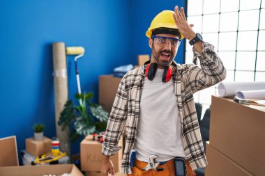 Evde sakallı ve sakallı genç bir adam ev tadilatında çalışıyor. Yanlışlıkla el ele verip şaşırdı. Hatayı hatırla. Unuttum, kötü hafıza kavramı. 