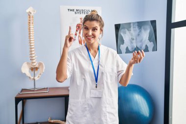 Elinde leğen kemiği radyografisi olan genç bir kadın bir fikre ya da soru işaretine şaşırdı. 