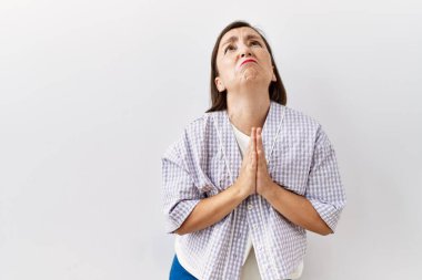 Güzel orta yaşlı İspanyol bir kadın izole edilmiş arka planda durup kameraya bakıp zafer işareti yaparken gülümsüyor. İki numara.. 