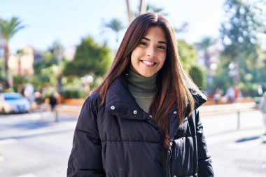 Sokakta kendine güvenen güzel İspanyol bir kadın.