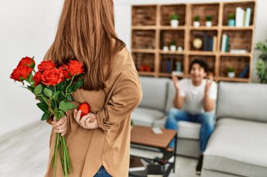 Evde bir buket gülle şaşırtan kadın..