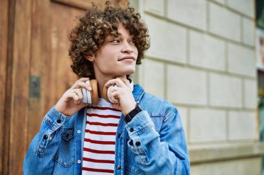 Şehirde kulaklık takan genç bir İspanyol.