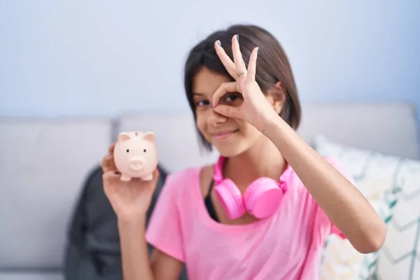 Menina Segurando Porquinho Banco Sorrindo Feliz Fazendo Sinal Com Mão — Fotografia de Stock
