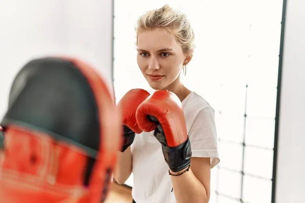 Junges Paar Trainiert Boxen Sportzentrum — Stockfoto