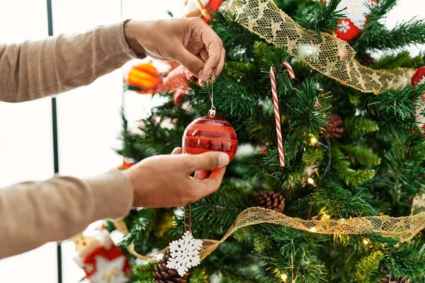 Jovem Hispânico Decorando Árvore Natal Casa — Fotografia de Stock