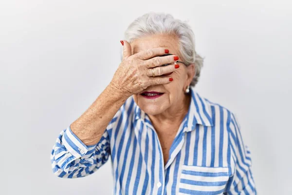 Die Seniorin Mit Den Grauen Haaren Steht Vor Weißem Hintergrund — Stockfoto