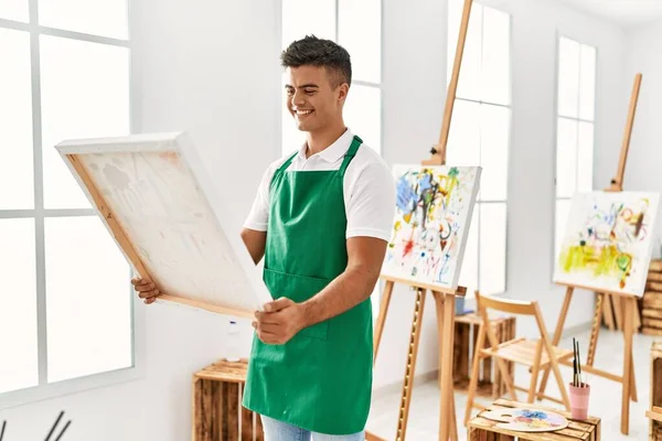 Jovem Hispânico Sorrindo Confiante Olhando Desenhar Tela Estúdio Arte — Fotografia de Stock