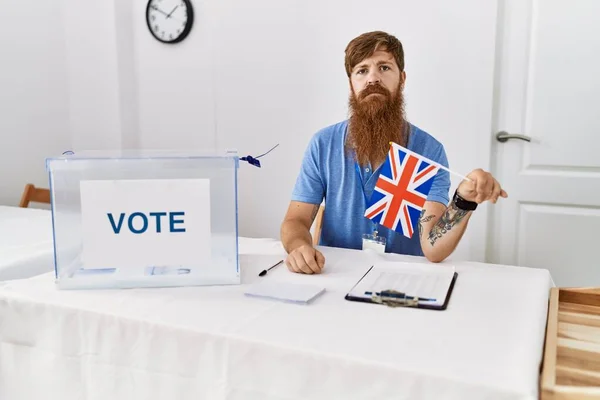 Blanke Man Met Lange Baard Bij Politieke Campagneverkiezingen Met Britse — Stockfoto