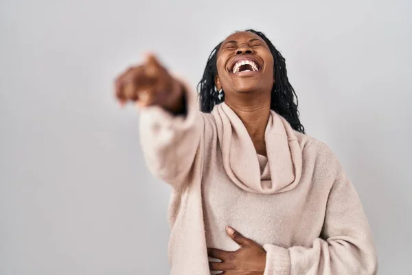 Afričanka Stojí Nad Bílým Pozadím Směje Ukazuje Prstem Kameru Rukou — Stock fotografie