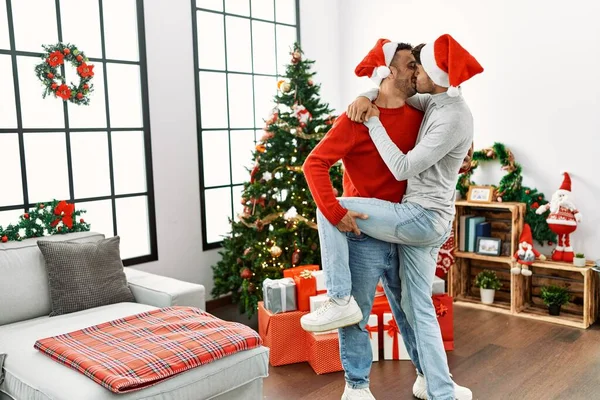 Dos Hombres Hispanos Besan Bailan Junto Árbol Navidad Casa — Foto de Stock