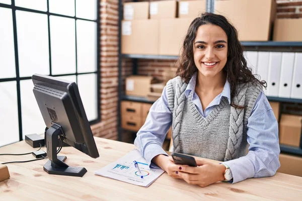 Giovane Donna Ispanica Commerce Business Worker Utilizzando Smartphone Ufficio — Foto Stock