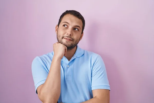 Uomo Ispanico Piedi Sfondo Rosa Con Mano Sul Mento Pensando — Foto Stock