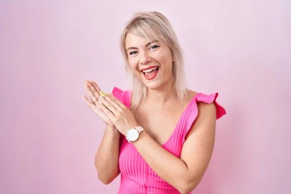 Jonge Kaukasische Vrouw Staan Roze Achtergrond Klappen Applaudisseren Gelukkig Vrolijk — Stockfoto