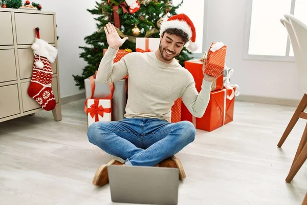 히스패닉 크리스마스 선물을 행복하게 웃으며 집에서 노트북을 사용하는 비디오 전화를 — 스톡 사진