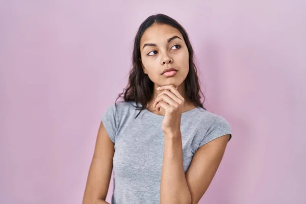 Young Brazilian Woman Wearing Casual Shirt Pink Background Looking Confident — Stock Photo, Image