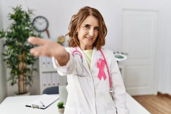 Středního Věku Lékař Žena Sobě Růžová Rakovina Stuha Uniformě Usmívající — Stock fotografie