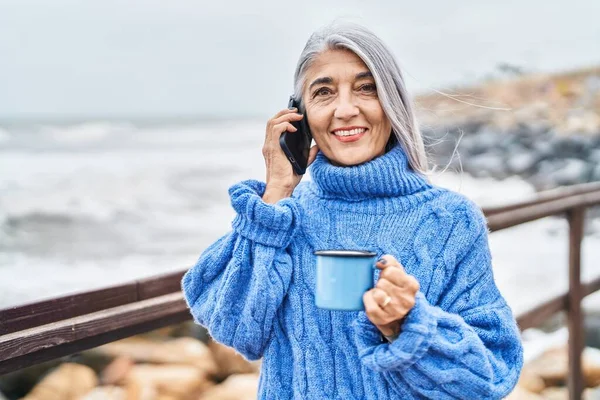 Mujer Pelo Gris Mediana Edad Hablando Teléfono Inteligente Bebiendo Café —  Fotos de Stock