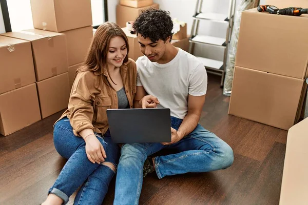 Young Couple Smiling Happy Using Laptop New Home — Stock Photo, Image