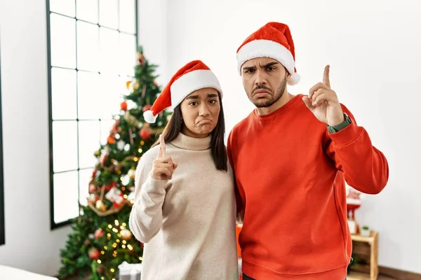 Jong Latijns Amerikaans Koppel Dat Bij Kerstboom Staat Verdrietig Overstuur — Stockfoto