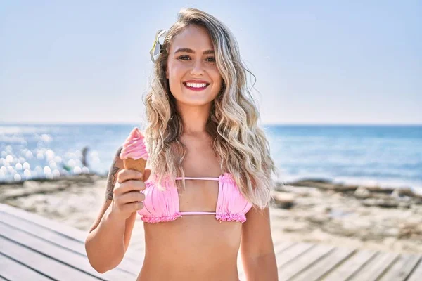 Junges Blondes Mädchen Bikini Isst Eis Strand — Stockfoto