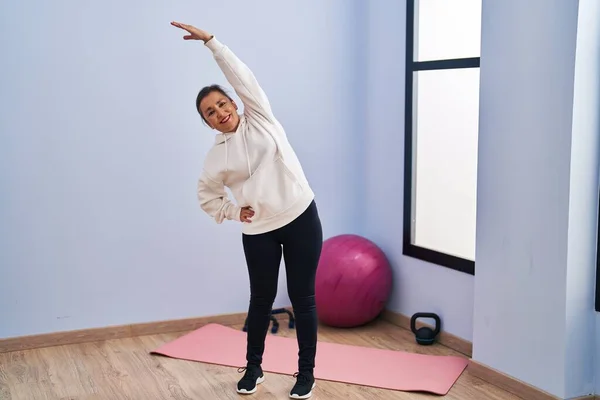 Middle Age Woman Smiling Confident Stretching Sport Center — стоковое фото