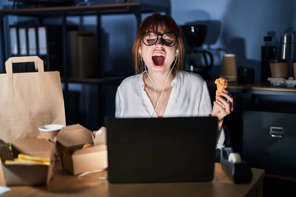 Jovem Mulher Bonita Trabalhando Usando Laptop Computador Comer Comida Entrega — Fotografia de Stock