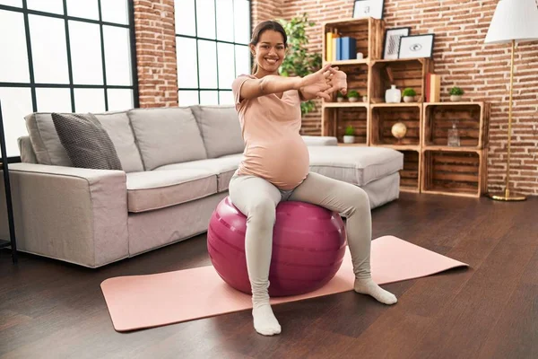 Genç Latin Bir Kadın Hamile Evde Formda Top Oynuyor — Stok fotoğraf