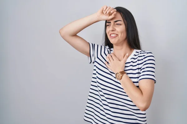 若いブルネットの女性は病気と熱のために額に触れる縞模様のTシャツを着て インフルエンザと風邪 ウイルス病 — ストック写真