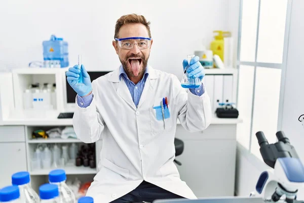 Hombre Mediana Edad Que Trabaja Laboratorio Científico Sosteniendo Productos Químicos —  Fotos de Stock