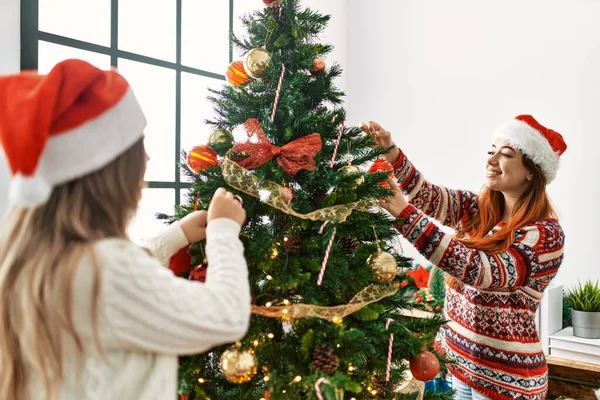 Γυναίκα Ζευγάρι Χαμογελά Αυτοπεποίθηση Διακόσμηση Χριστουγεννιάτικο Δέντρο Στο Σπίτι — Φωτογραφία Αρχείου
