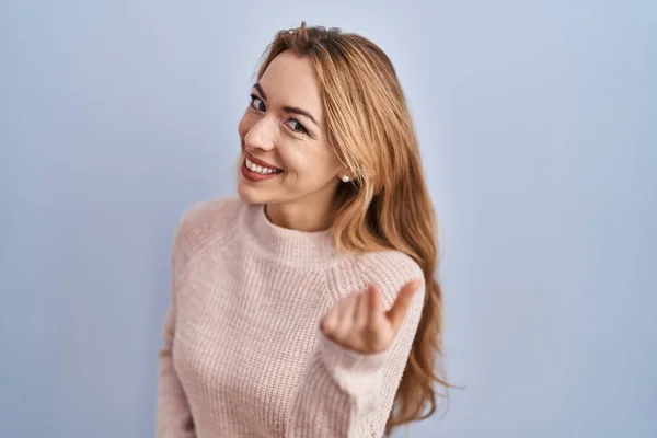 Hispanic Woman Standing Blue Background Beckoning Come Here Gesture Hand — Stock Photo, Image