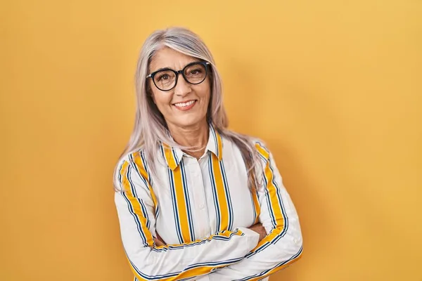 Mujer Mediana Edad Con Pelo Gris Pie Sobre Fondo Amarillo —  Fotos de Stock