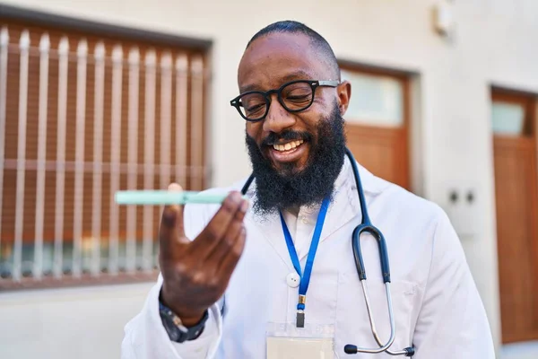 Giovane Uomo Afroamericano Indossando Uniforme Medico Utilizzando Smartphone Ospedale — Foto Stock