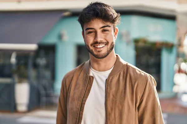 Sokakta Kendinden Emin Gülümseyen Spanyol Genç Adam — Stok fotoğraf