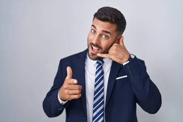 Bonito Hispânico Vestindo Terno Gravata Sorrindo Falando Gesto Telefone Apontando — Fotografia de Stock