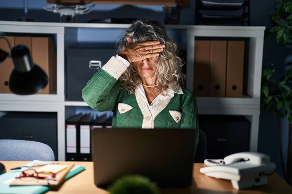 Mujer Mediana Edad Que Trabaja Por Noche Utilizando Ordenador Portátil — Foto de Stock