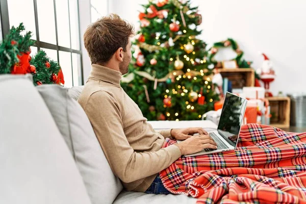 Joven Hispano Usando Laptop Sentado Junto Árbol Navidad Casa — Foto de Stock